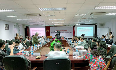 Thầy Huyến chụp ảnh tại hội thảo khoa học